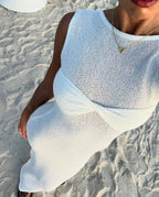 Robe longue sans manches en coton léger, avec un détail torsadé à la taille, parfaite pour la plage en été.
