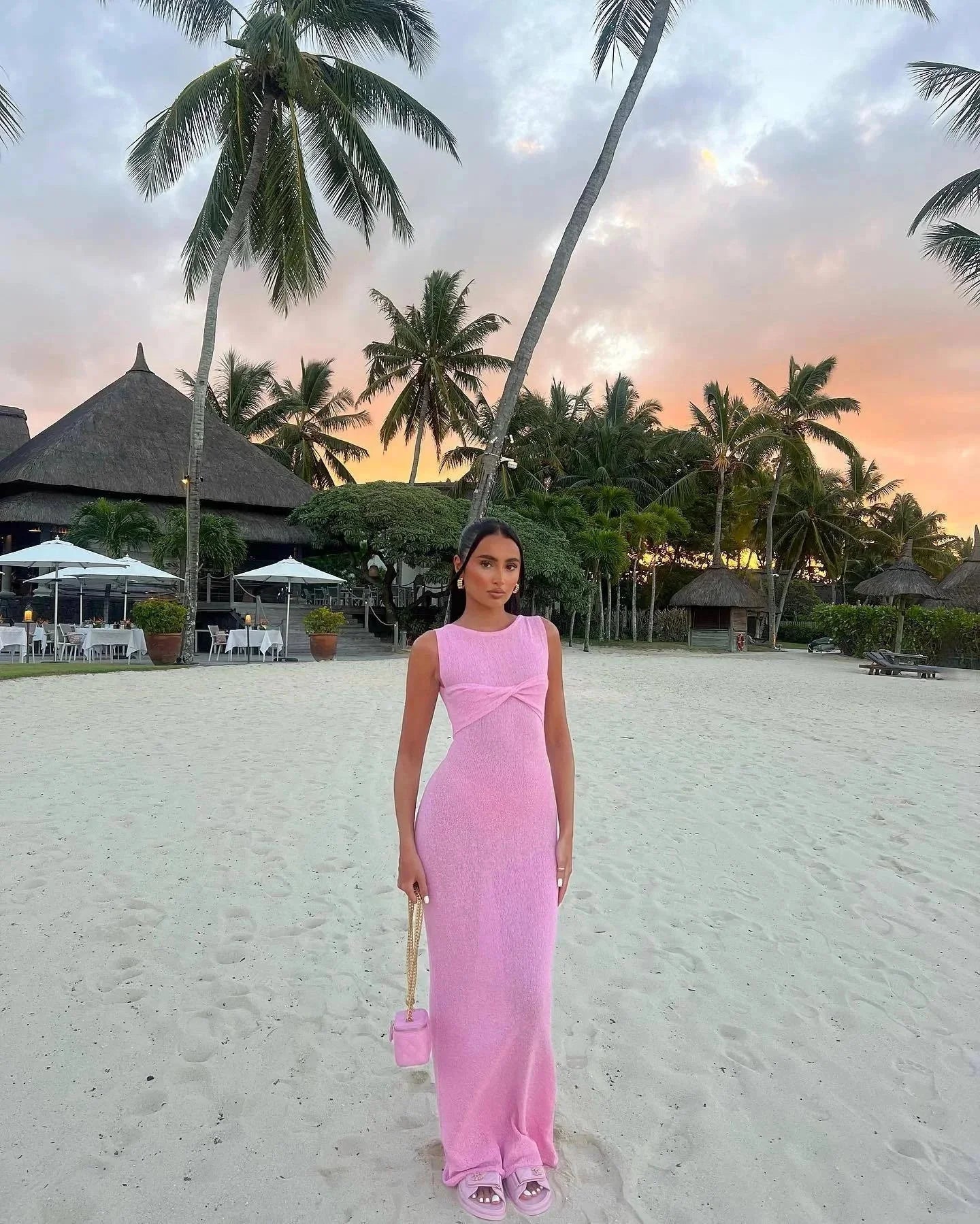 Robe longue sans manches en coton léger, avec détail torsadé, idéale pour des journées d'été à la plage.