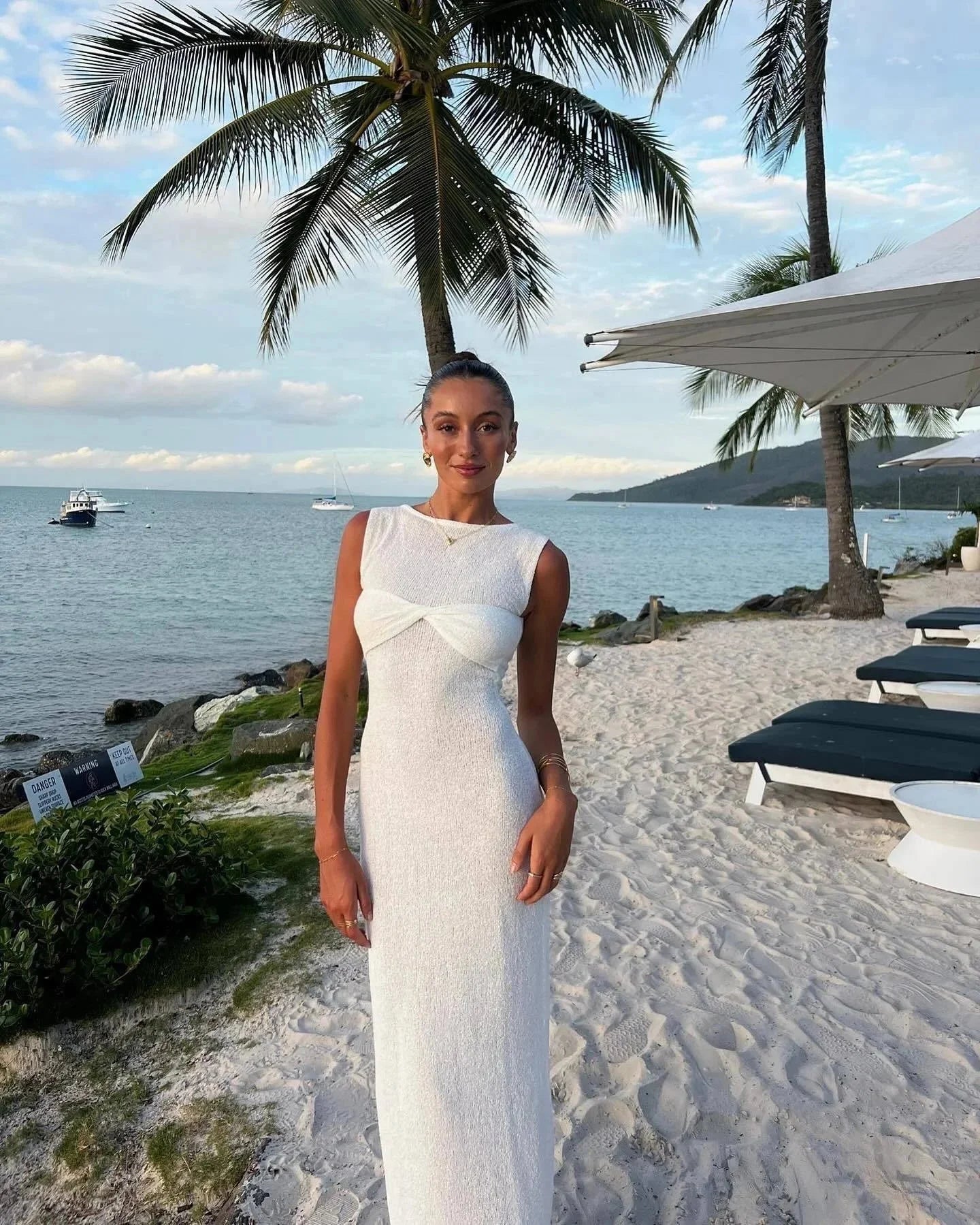 Robe longue sans manches en coton léger, avec détail torsadé, idéale pour la plage en été.