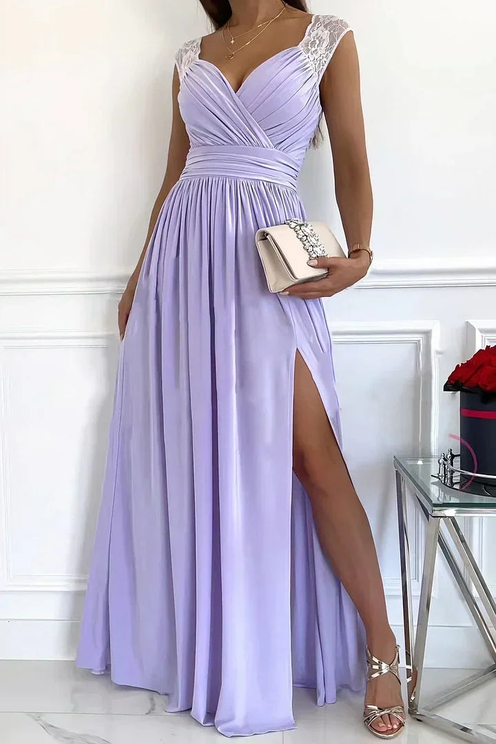 Robe longue sans manches en dentelle avec fente, délicate et élégante, parfaite pour les soirées.