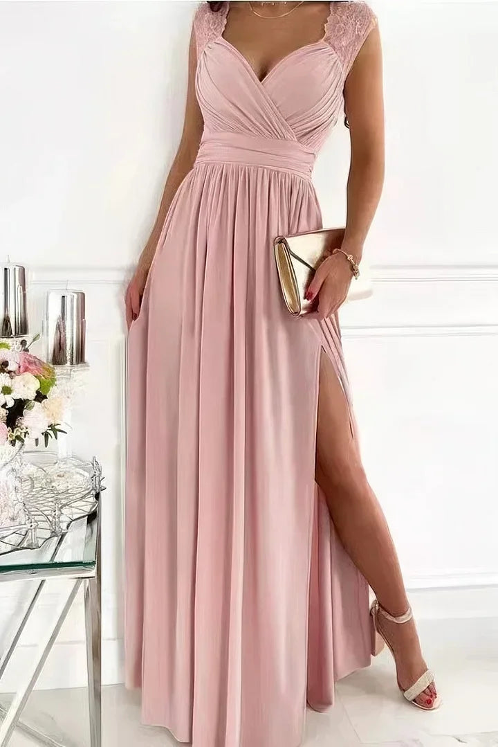 Robe longue sans manches en dentelle, fente élégante, idéale pour les soirées, couleur noire, silhouette fluide et romantique.