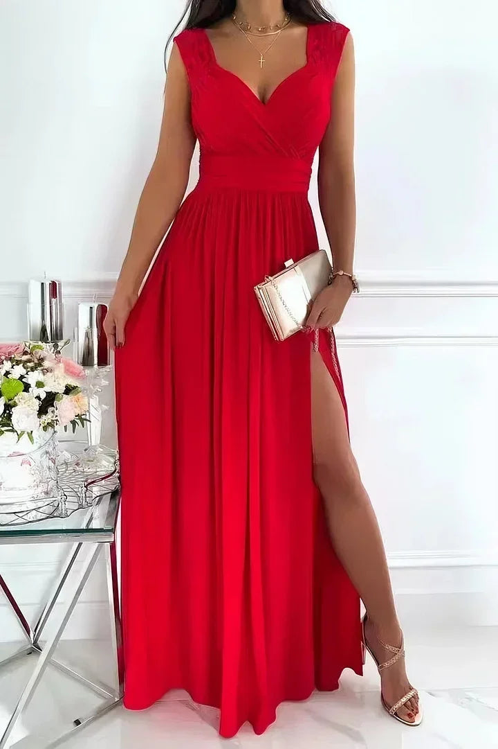 Robe longue sans manches en dentelle, avec fente sur le côté, parfaite pour une tenue de soirée élégante et raffinée.