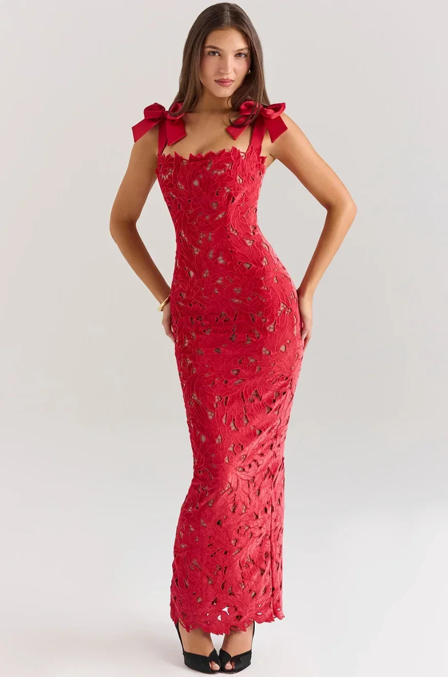 Robe longue sans manches en dentelle avec nœuds, conçue en tissu léger, mettant en valeur une silhouette élégante et délicate.