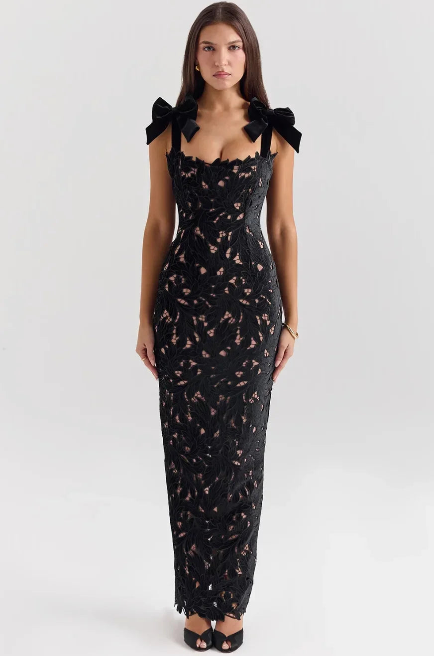 Robe longue en dentelle sans manches avec nœuds, idéale pour un look élégant et décontracté. Fabriquée en tissu léger.