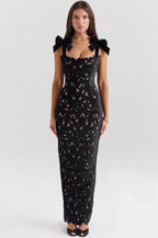 Robe longue en dentelle sans manches avec nœuds, idéale pour un look élégant et décontracté. Fabriquée en tissu léger.