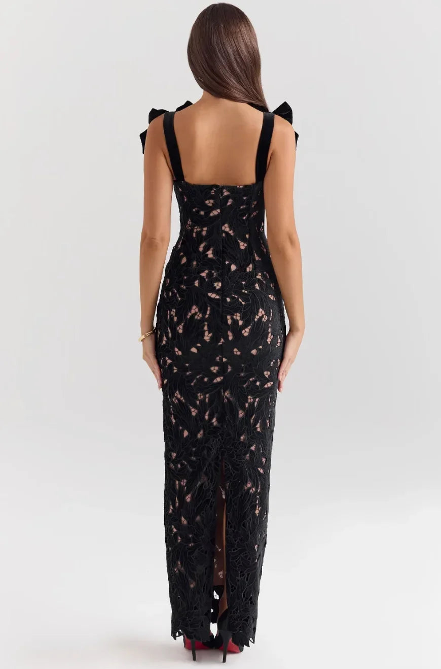 Robe longue sans manches en dentelle avec nœuds, conçue en tissu léger et aéré, idéale pour les journées d'été.