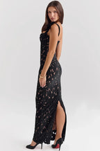 Robe longue sans manches en dentelle avec nœuds, conçue en tissu léger, mettant en valeur un design élégant et délicat.