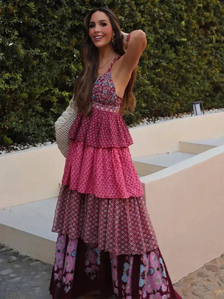 Robe longue sans manches rouge et rose, en tissu léger, dotée de volants multiples pour une silhouette fluide et estivale.