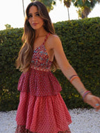 Robe longue sans manches en tissu léger, rouge et rose avec volants multiples, idéale pour l'été.