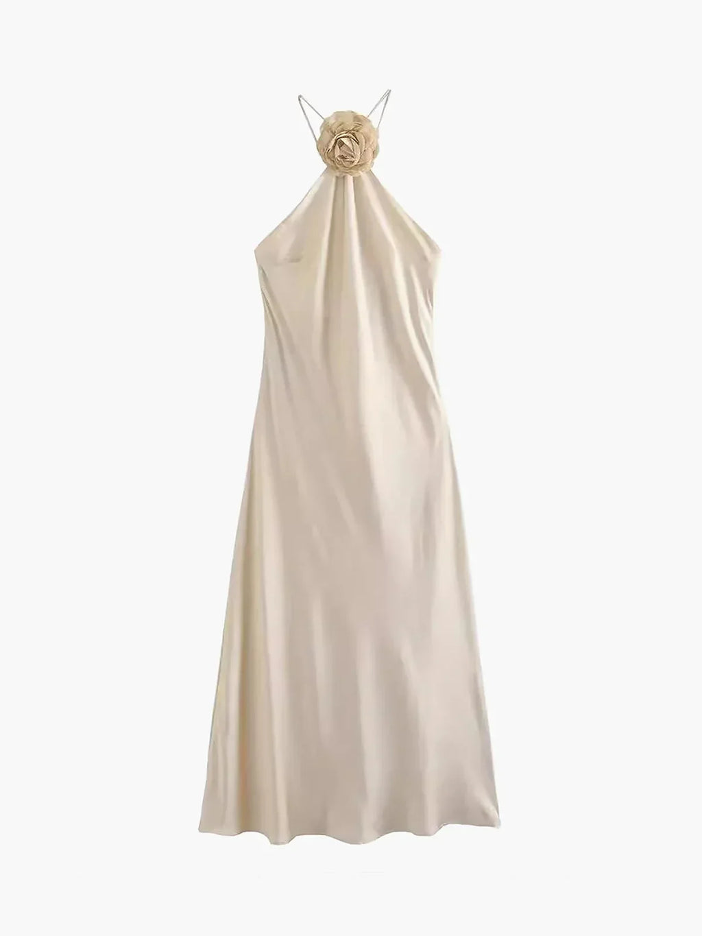 Robe longue en satin ivoire, dos nu, ornée d'une décoration rose, idéale pour des occasions comme un mariage.