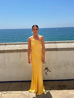 Robe longue en satin avec bretelles fines, dos ouvert, idéale pour des occasions spéciales ou soirées d'été.