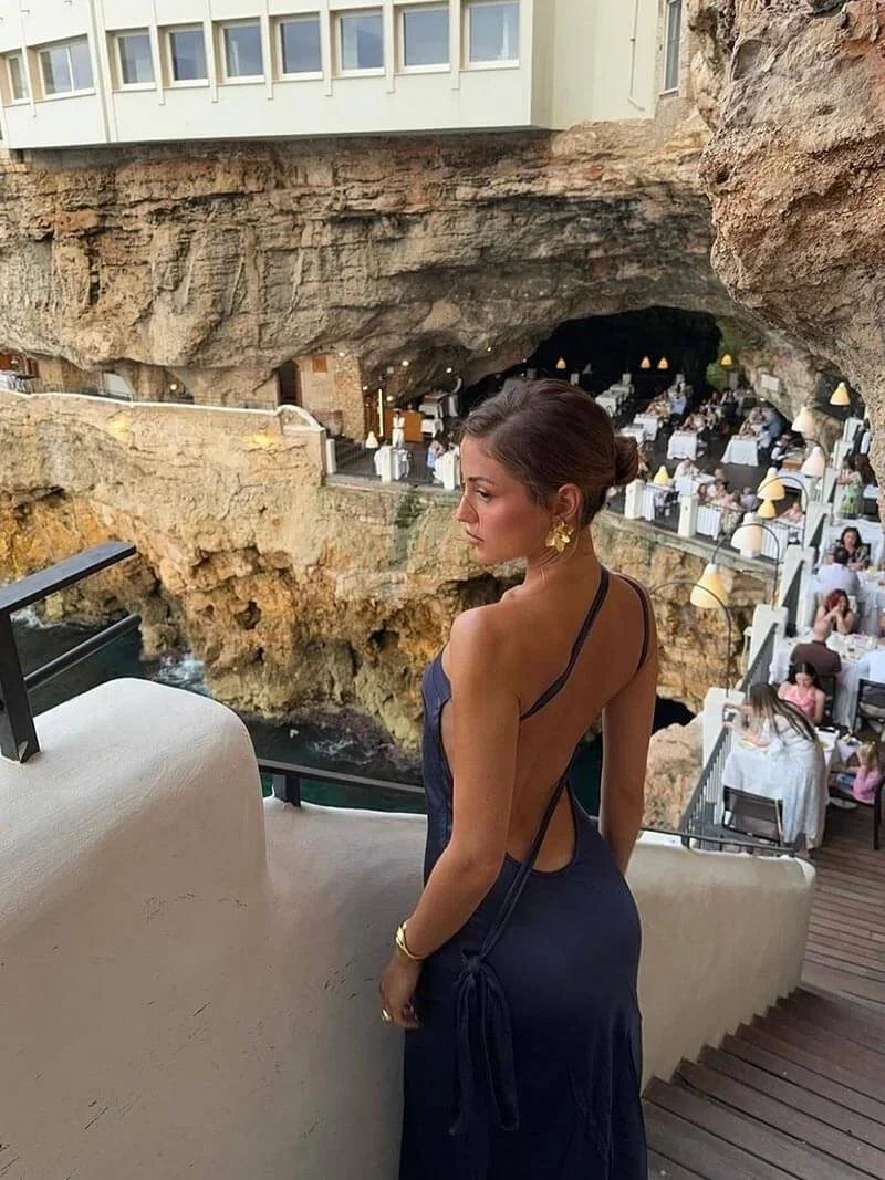 Robe longue en satin, bretelles fines, dos ouvert, idéale pour une tenue élégante lors d'occasions spéciales.