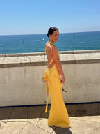 Robe longue satinée, bretelles fines, dos ouvert, tissu doux et fluide, idéale pour les soirées d'été.