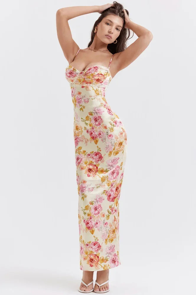 Robe longue en satin rose avec motif floral, coupe ajustée, sans manches et décolleté en cœur, idéale pour soirées d'été.