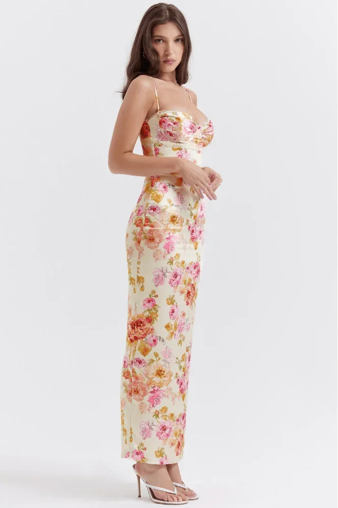 Robe longue satinée rose à fleurs, sans manches, coupe ajustée et décolleté en cœur, idéale pour les soirées d'été.