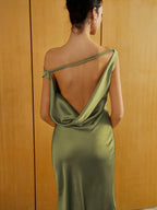 Robe longue satinée olive avec dos nu, offrant une coupe fluide et élégante, idéale pour les soirées.