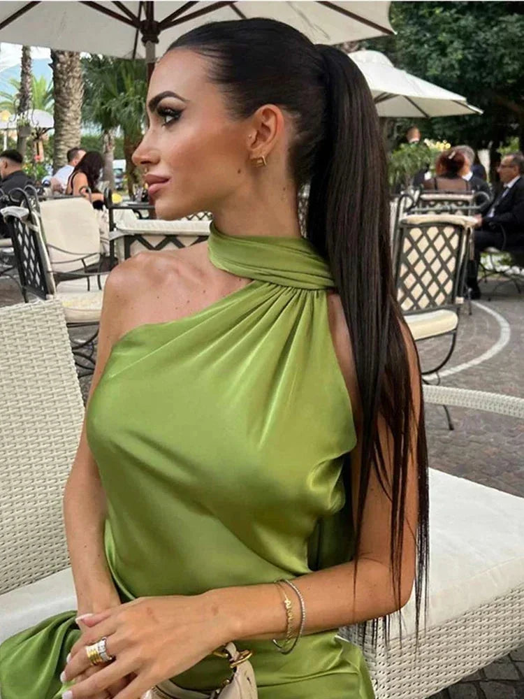 Robe longue satinée à épaule unique avec détails cape, idéale pour les soirées élégantes, en tissu satiné doux et fluide.