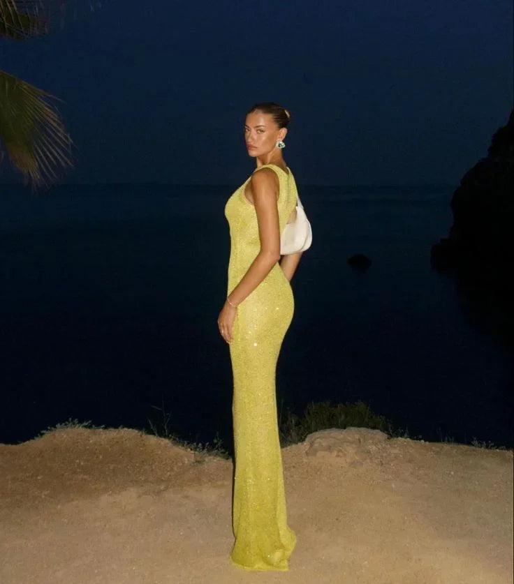 Robe longue sans manches, en sequins, à encolure plongeante, idéale pour les soirées, offrant un look élégant et scintillant.