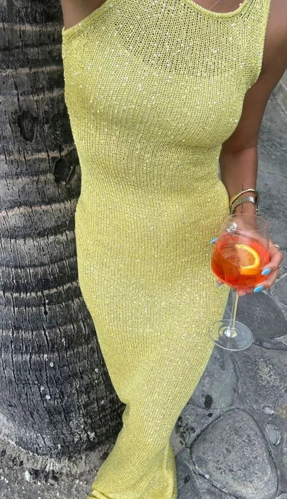 Robe longue scintillante sans manches, en tissu fluide avec encolure plongeante, parfaite pour les soirées élégantes.