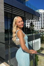 Robe longue scintillante sans manches, en polyester léger, avec encolure plongeante et détails brillants pour soirées…