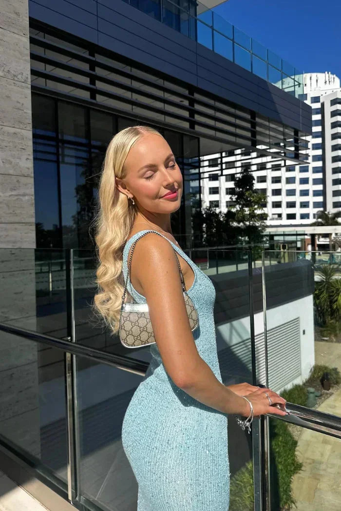 Robe longue scintillante sans manches, en polyester léger, avec encolure plongeante et détails brillants pour soirées…