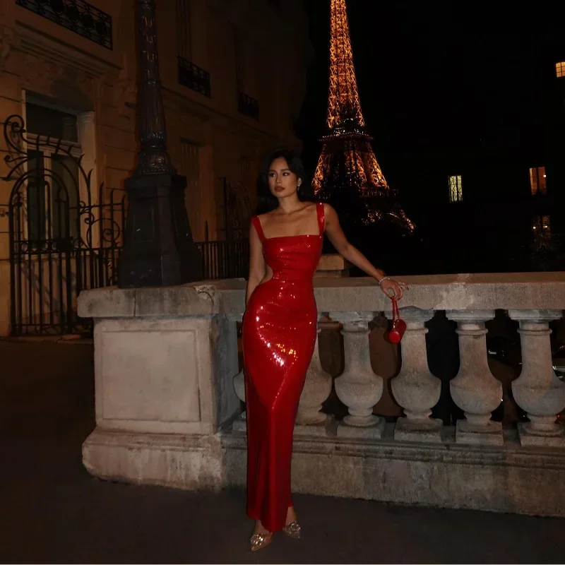 Robe longue à sequins, dos nu, ajustée avec bretelles larges, en tissu brillant, idéale pour les soirées élégantes.