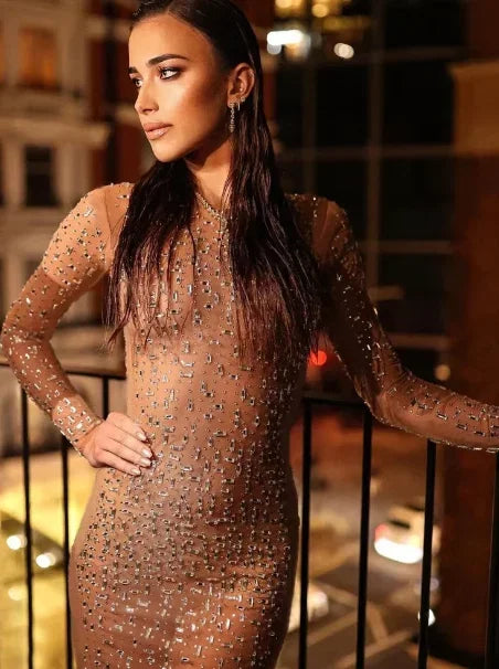 Robe longue en sequins blush, manches longues, avec une coupe fluide et un tissu scintillant idéal pour les soirées.