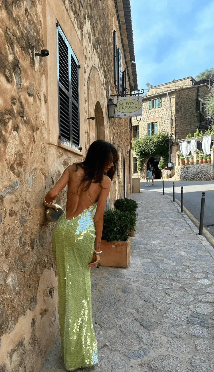 Robe longue à sequins vert citron, fines bretelles, silhouette fluide et scintillante, parfaite pour les soirées.