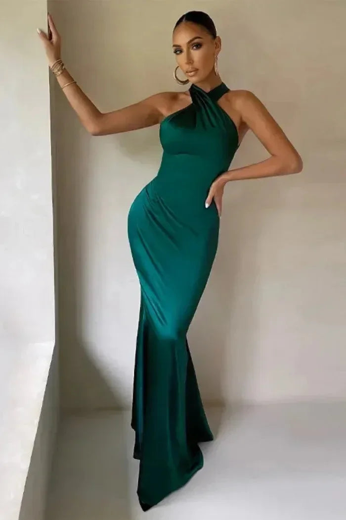 Robe longue sans manches en satin, silhouette ajustée avec col croisé, parfaite pour des occasions spéciales ou décontractées.