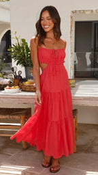 Robe longue à étages en tissu léger, dos nu et sans manches, idéale pour les journées d'été. Design fluide et confortable.