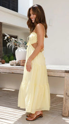 Robe longue à étages fluide en tissu léger, sans manches, cordon dans le dos, idéale pour les journées d'été.