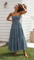 Robe longue à étages, sans manches, en tissu léger, cordon dos nu, idéale pour un look fluide en été.