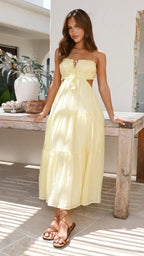 Robe longue à étages, sans manches, en tissu léger, avec cordon au dos pour un look fluide adapté à l'été.