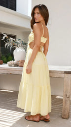 Robe longue fluide à étages, sans manches, en tissu léger, avec cordon dos nu pour un ajustement confortable.