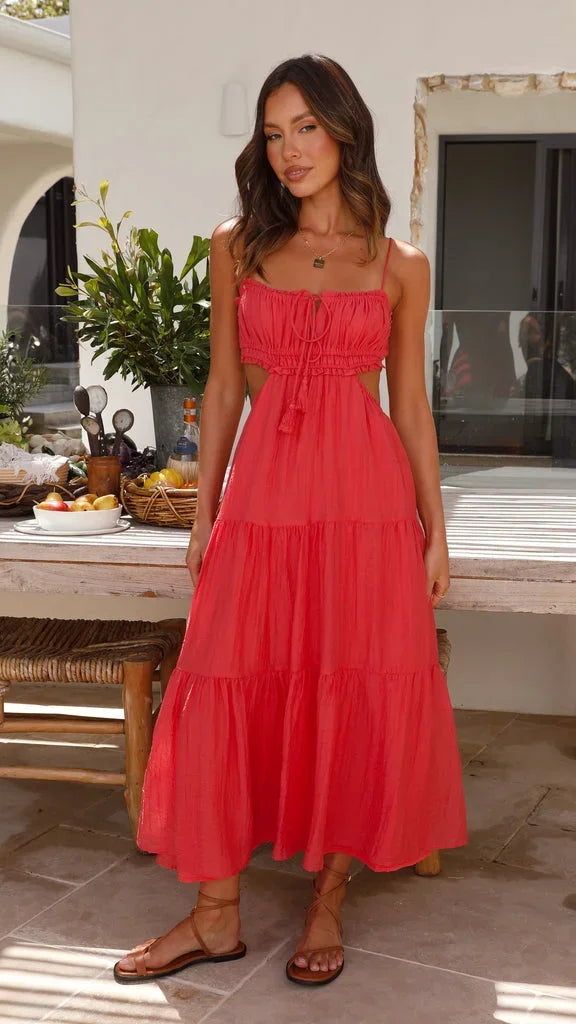 Robe longue à étages sans manches, en tissu léger, avec cordon au dos pour un look fluide idéal pour l'été.