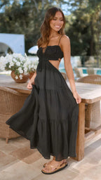 Robe longue à étages en tissu léger, dos nu avec cordon, sans manches, idéale pour les journées d'été.