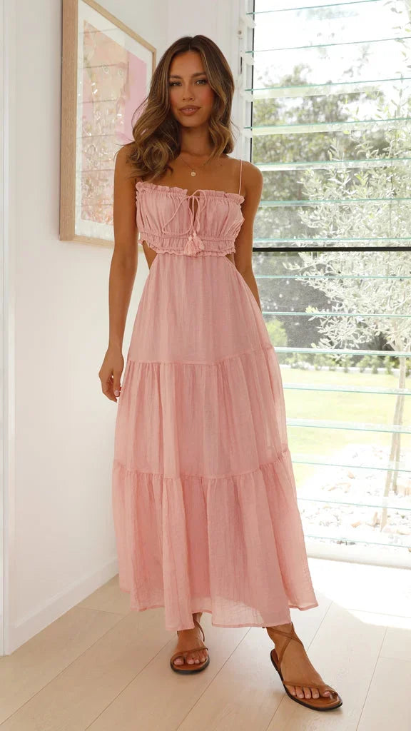 Robe longue légère à étages, sans manches, avec cordon dos nu, idéale pour l'été. Matière fluide et confortable.