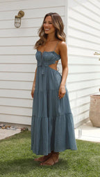 Robe longue fluide sans manches, étages, cordon au dos, en tissu léger idéal pour l'été.