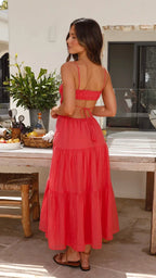 Robe longue à étages sans manches en tissu léger, cordon au dos nu, idéale pour un look d'été fluide et décontracté.