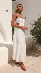 Robe longue à étages sans manches en tissu léger, avec cordon au dos, idéale pour les journées d'été.