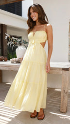 "Robe longue à étages, sans manches, avec cordon au dos, en tissu fluide idéal pour l'été et un confort léger."