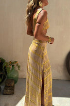 Robe longue tie-dye fendue en tissu léger, col plongeant et découpes, idéale pour les journées d'été décontractées.