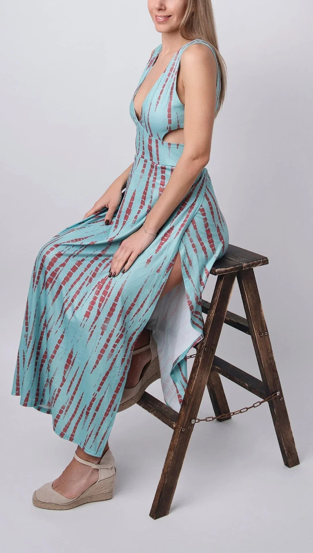 Robe longue tie-dye en coton avec fente, col plongeant et découpes, idéale pour un look estival décontracté.