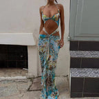 Robe longue turquoise avec motif floral, découpes estivales et bretelles fines en coton léger pour un confort optimal.