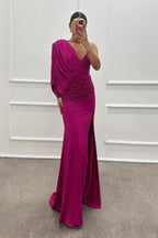 Robe longue fendue à une épaule, en tissu drapé fluide, idéale pour des soirées élégantes et des occasions spéciales.