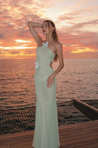 Robe longue verte menthe sirène sans manches avec col licou, en tissu fluide pour un confort élégant lors des soirées.