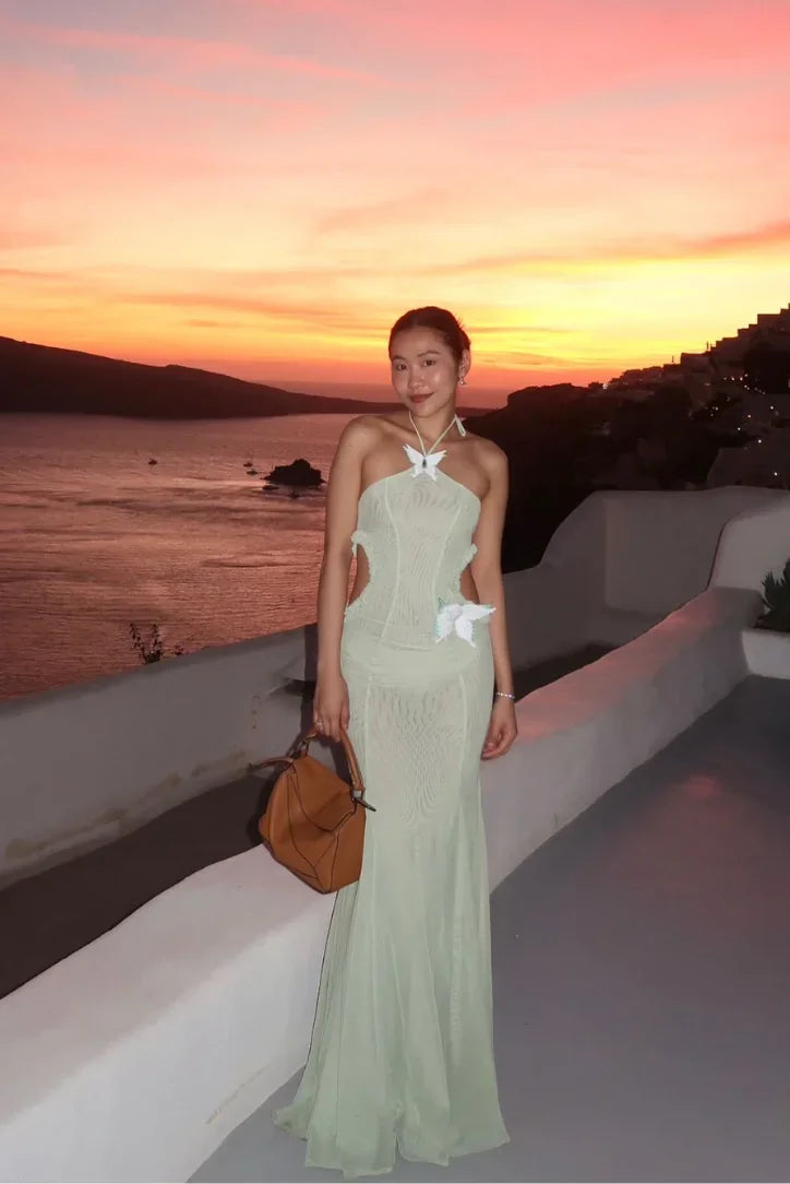 Robe longue verte menthe sans manches, col licou, tissu fluide et léger, idéal pour les soirées d'été.