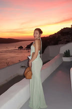 Robe longue verte menthe sans manches, col licou, en tissu léger, fluide, idéale pour les soirées élégantes et estivales.