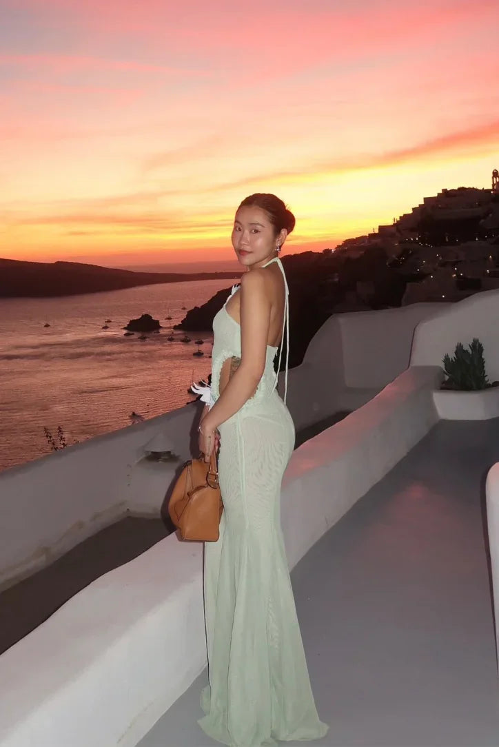 Robe longue verte menthe sans manches, col licou, en tissu léger, fluide, idéale pour les soirées élégantes et estivales.