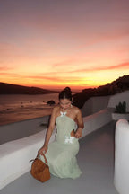 Robe longue verte menthe sirène sans manches, en tissu léger avec un col licou et une coupe fluide pour les soirées.